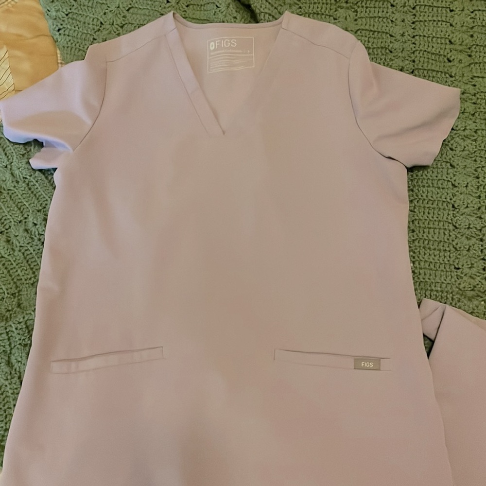 Lavender figs size small scrubs